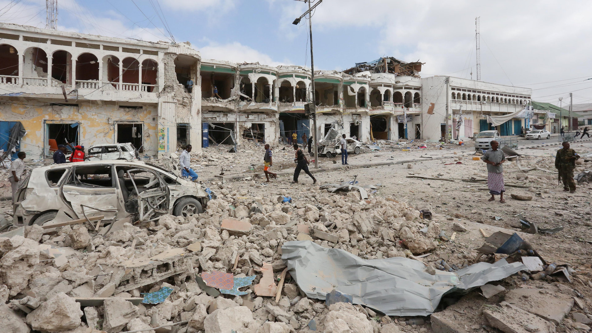 Теракт в могадишо отель. Могадишо столица Сомали. Сомали Могадишо здание парламента. Разрушенный отель в Сомали.