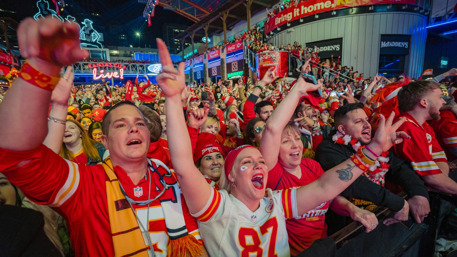 Celebrating the Kansas City Chiefs, the Chop Divides - The New York Times