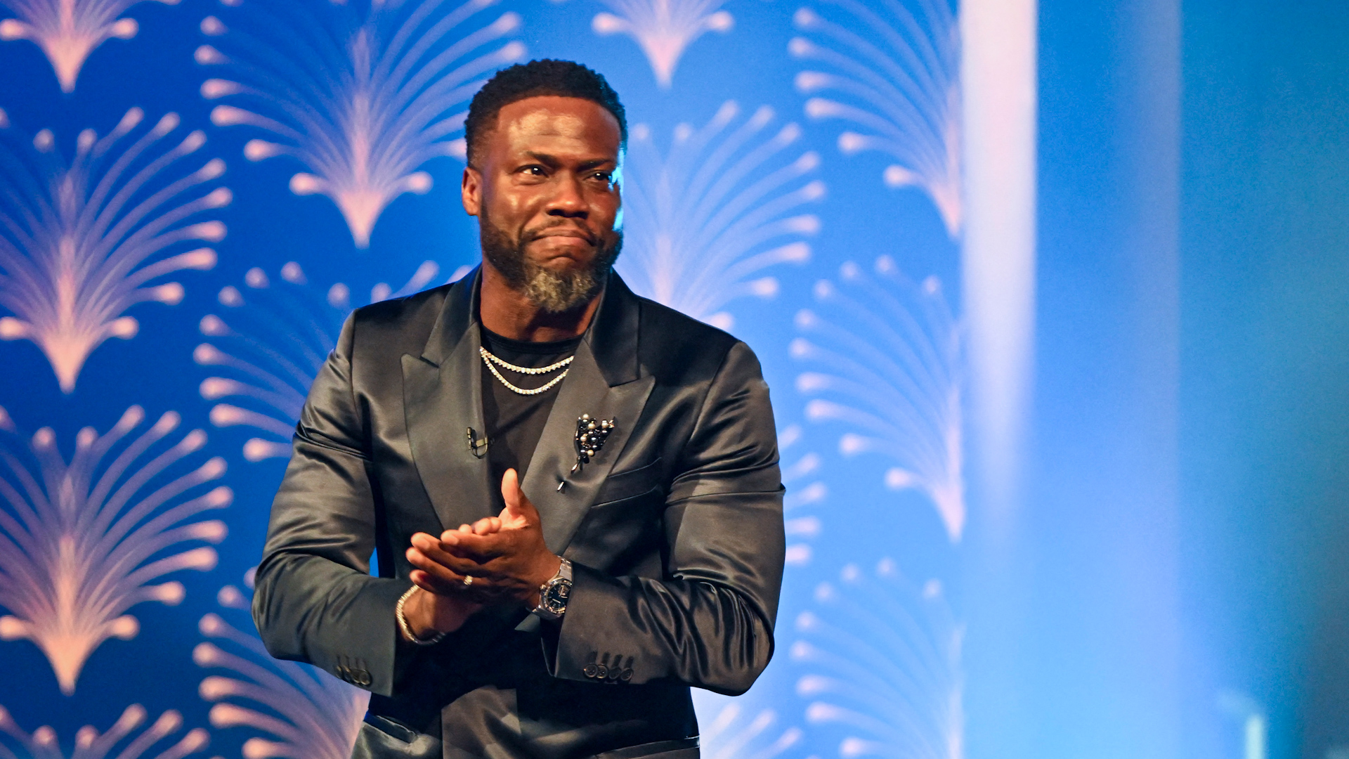 Kevin Hart gets choked up as he accepts the Twain Prize for humor