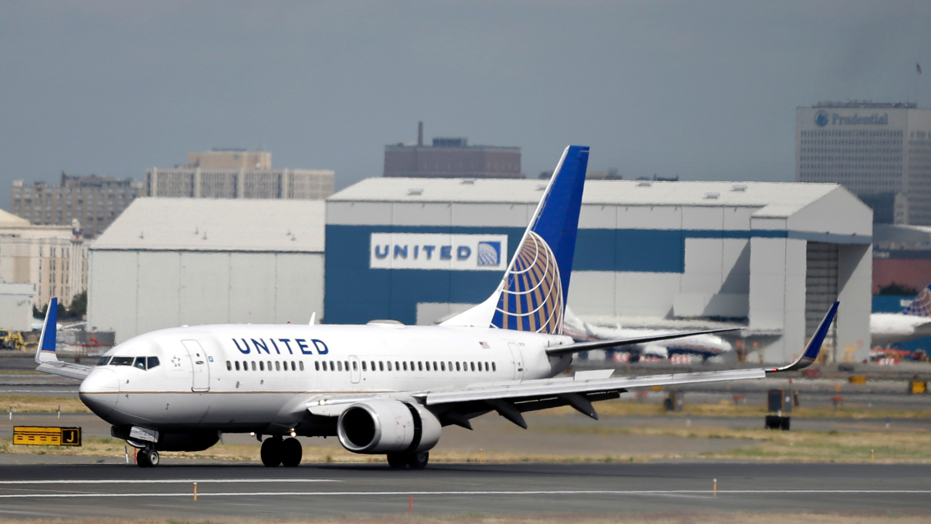 Two girls barred from United flight for wearing leggings - The