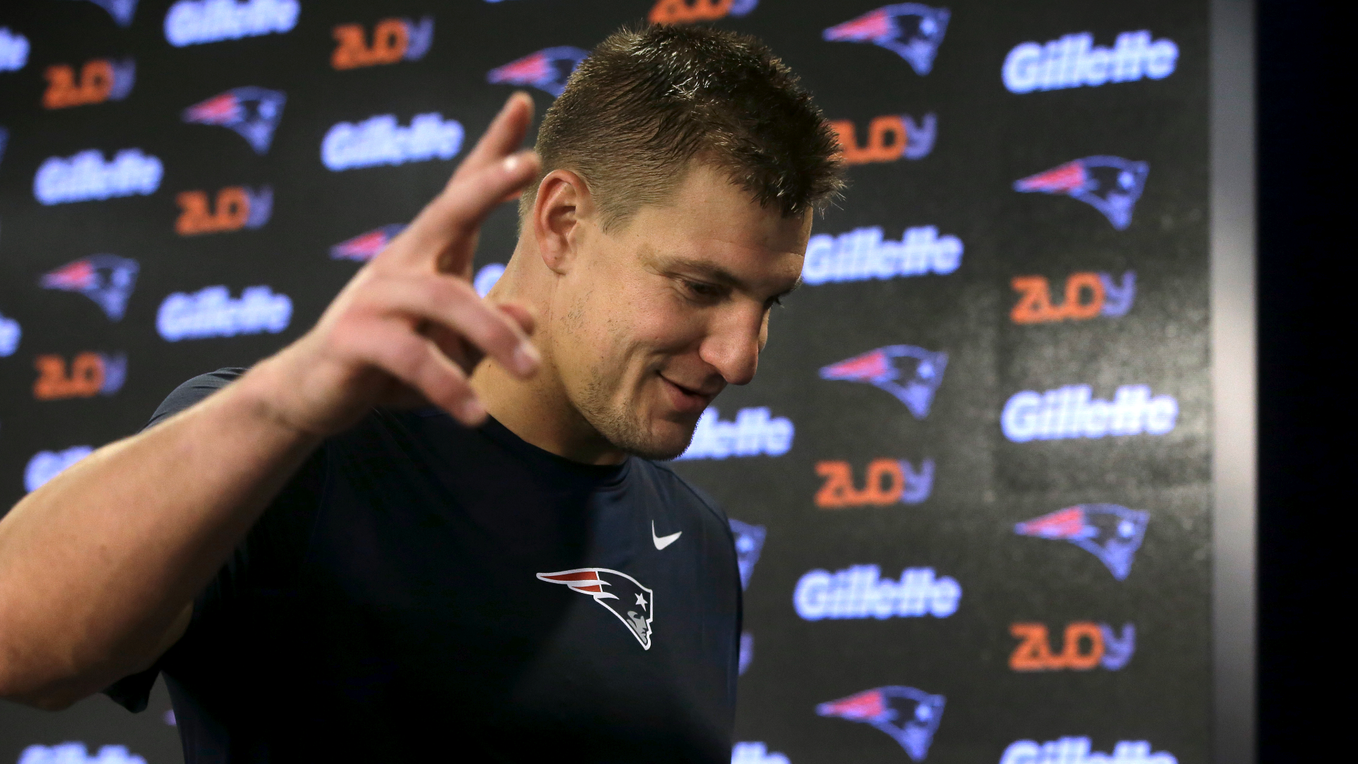 Rob Gronkowski crashes White House briefing to offer 'some help