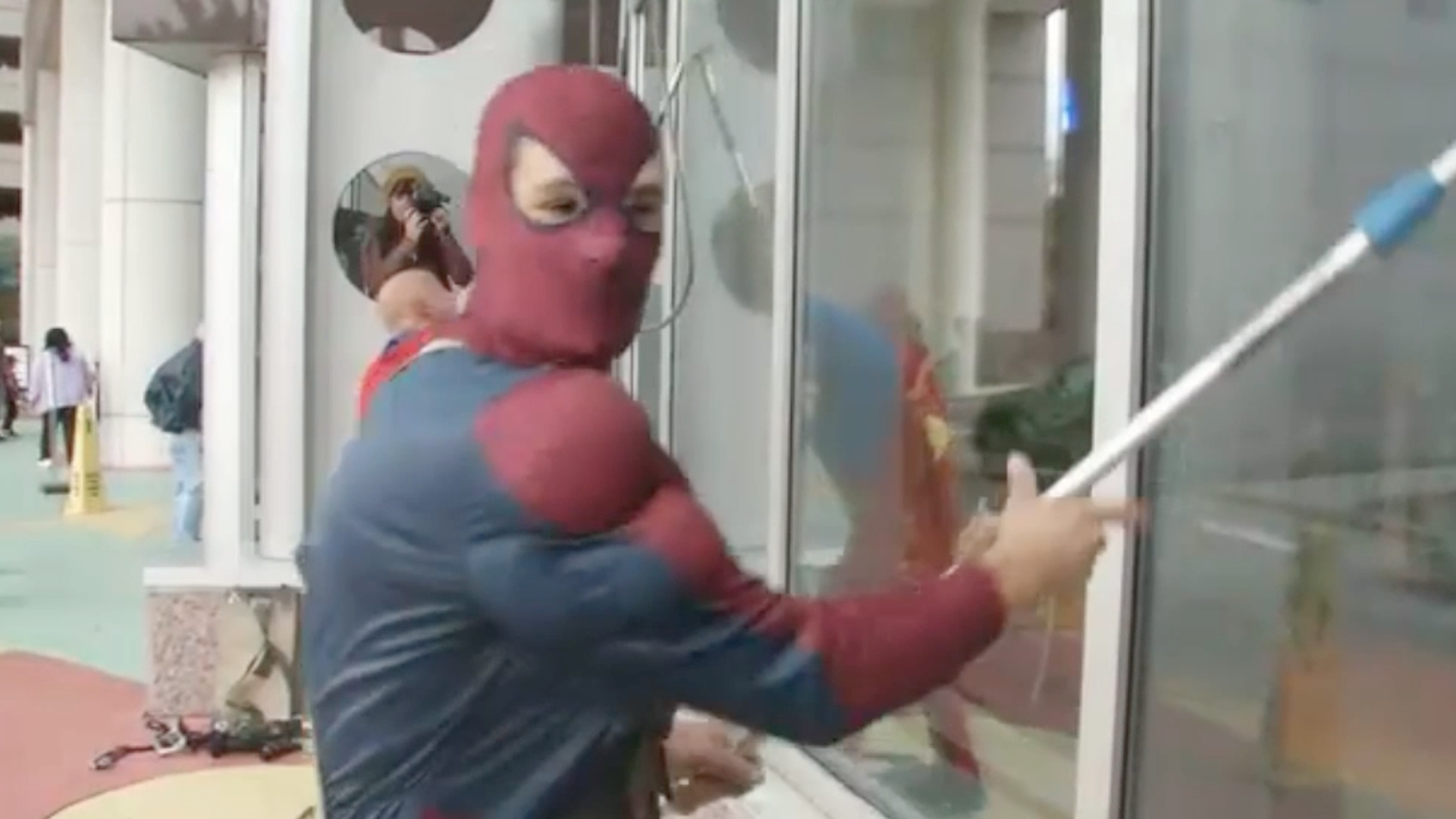 Video: The Spider-Man of Window Cleaners Comes to Tribeca