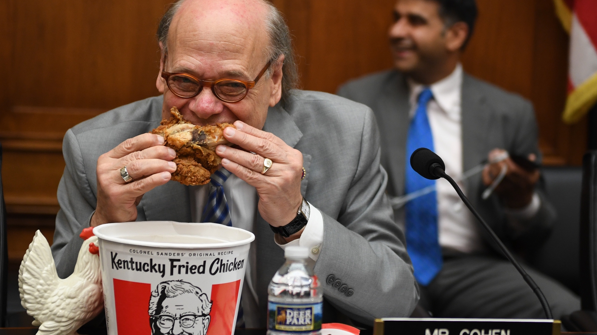 Steve Cohen eats Kentucky Fried Chicken at Barr hearing