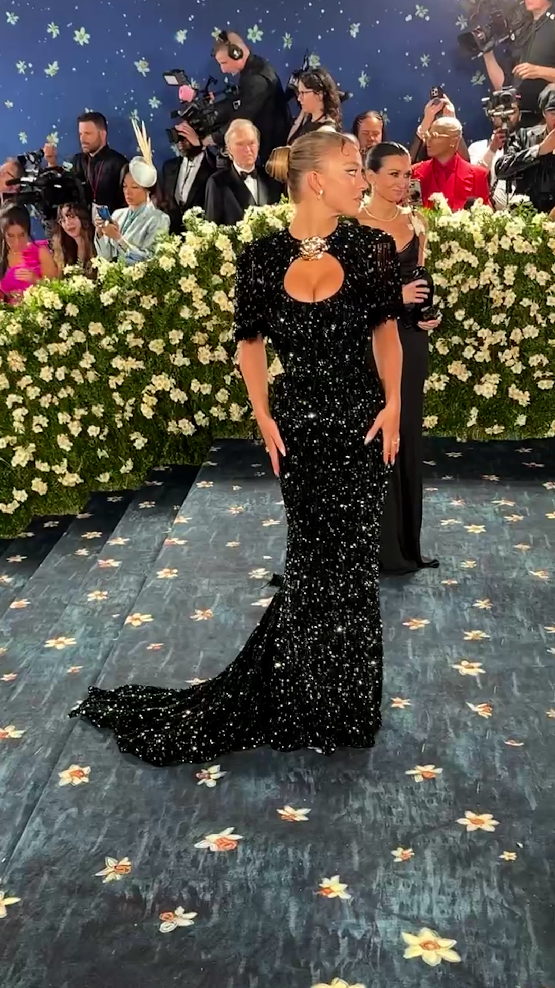 green emerald velvet dress Sydney Sweeney 2023 Met Gala Sparkly Mermaid Long Train Dress main image 0