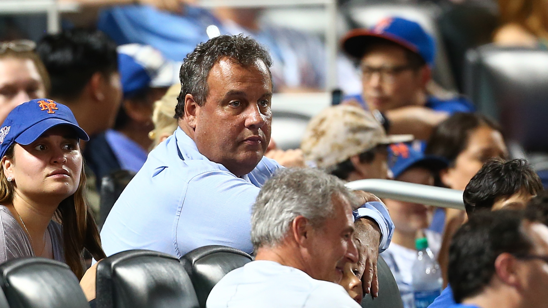 Why Dont You Have Another Beer Chris Christie Tries To Scold A Heckling Cubs Fan In Milwaukee The Washington Post