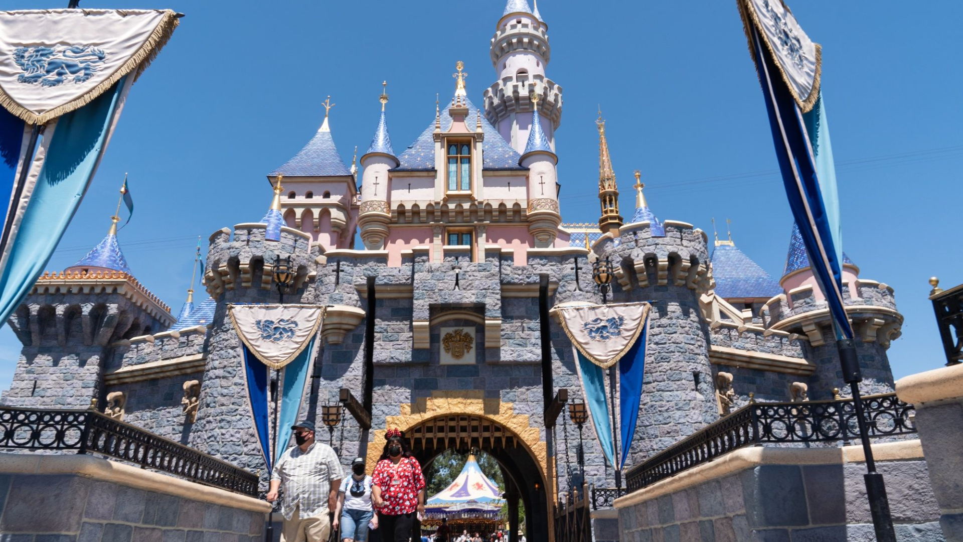 Disney And Walmart Mandate Employees Get Vaccinated To Work In Response To Delta Variant The Washington Post
