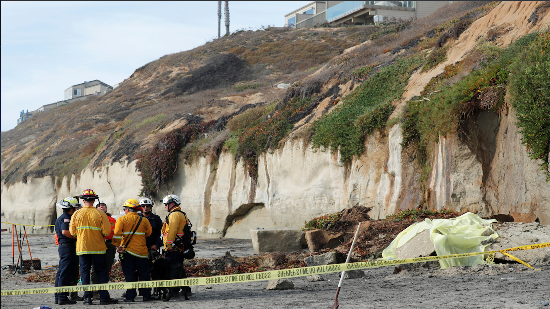 Falling California cliff kills three beachgoers