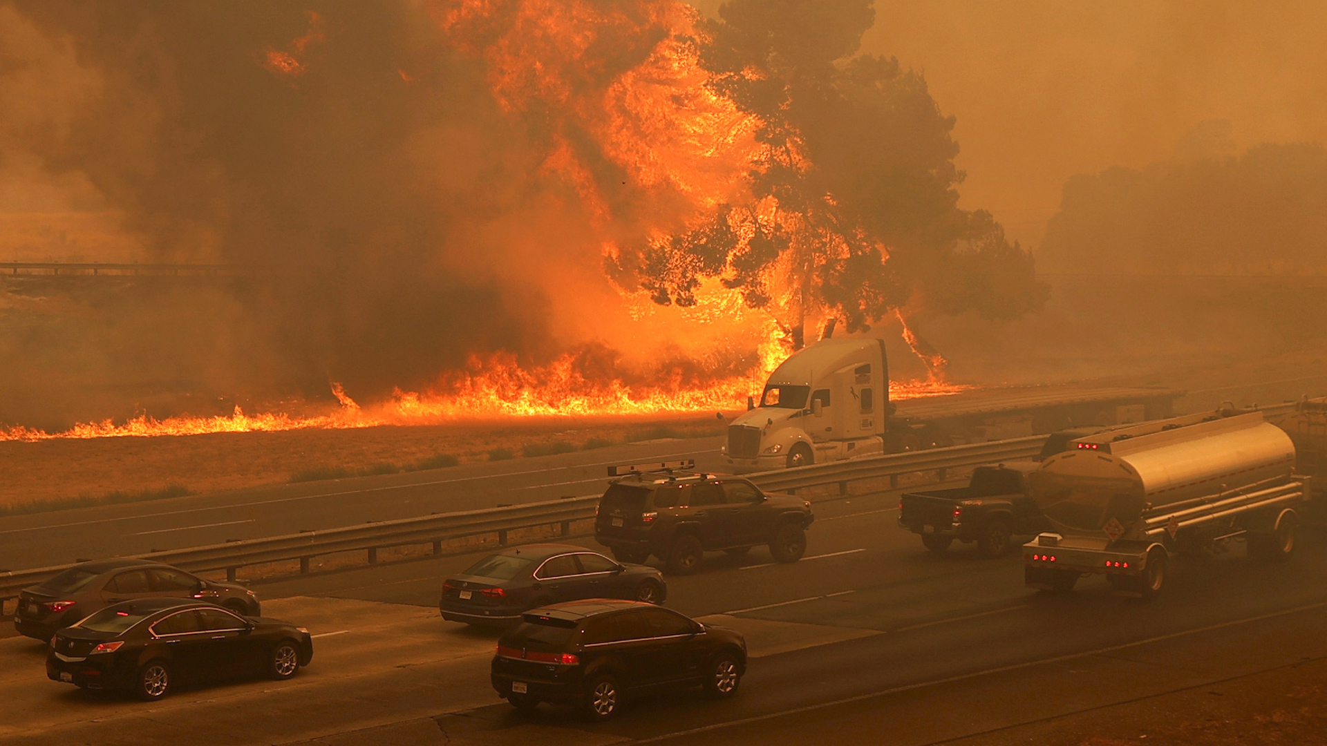 California Officials Order Urgent Wildfire Evacuations As Wind Driven Fires Advance The Washington Post