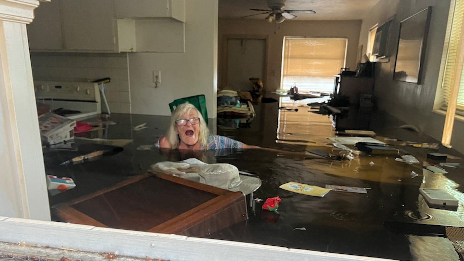 Man saves mother from flooded house in Naples during Hurricane Ian Foto Foto