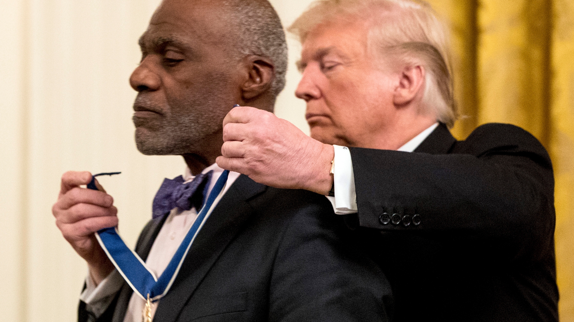 Twitter won't verify Alan Page, NFL Hall of Famer and Minnesota Supreme  Court justice, citing 'notability'