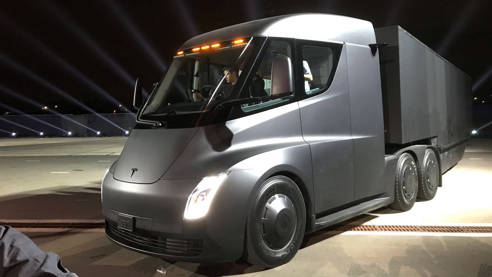 Tesla Unveils New Electric Semi Truck