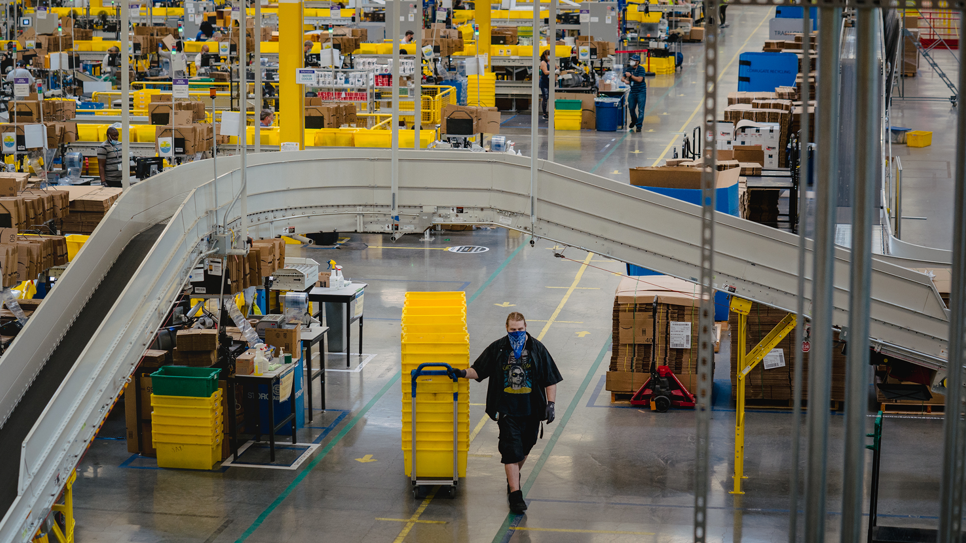 How Amazon Quietly Built A Shipping Operation That Rivals Ups The Washington Post