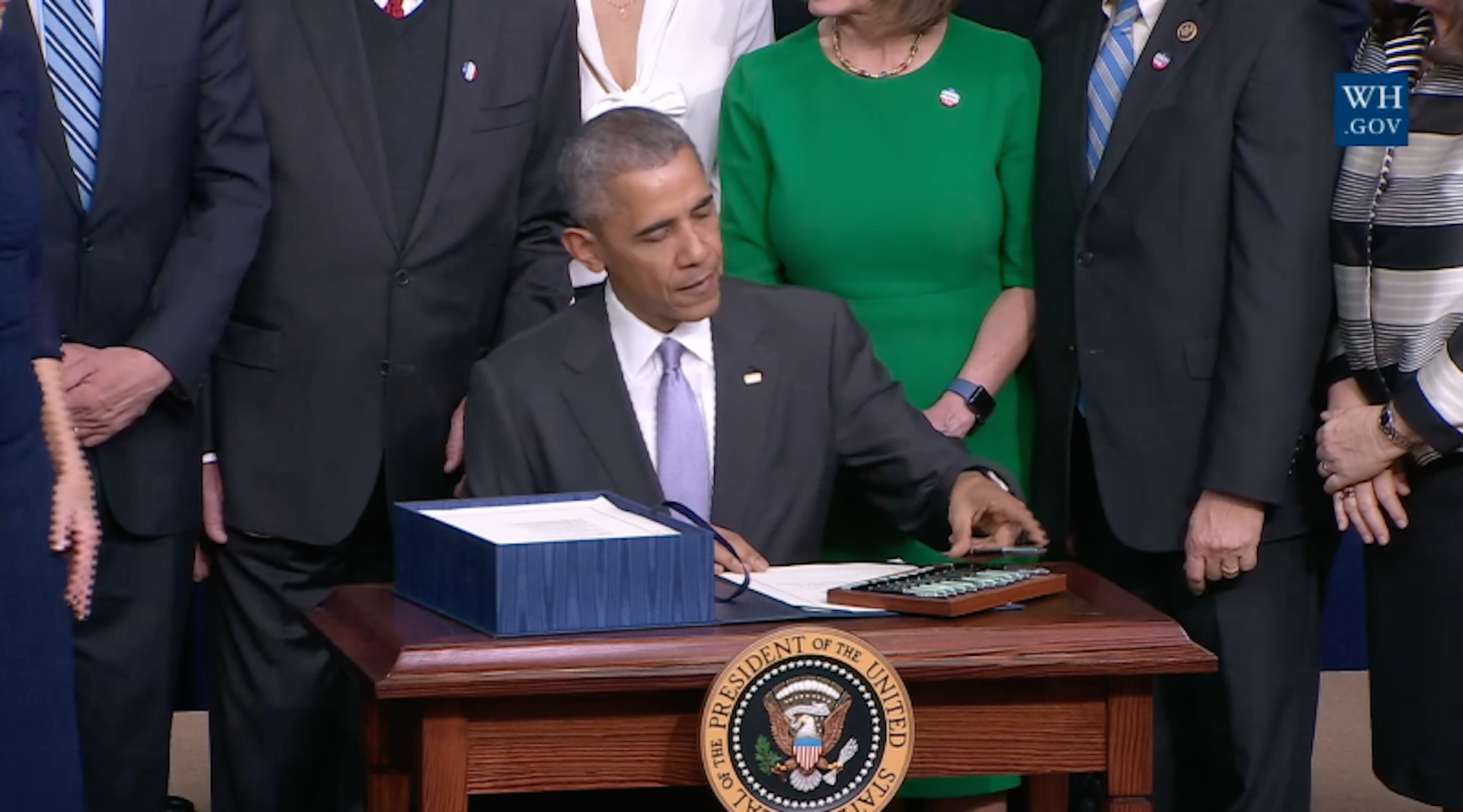 BARACK OBAMA SIGNS AN EMERGENCY DECLARATION FOR AR AND KY ZY-400 8X10 PHOTO 