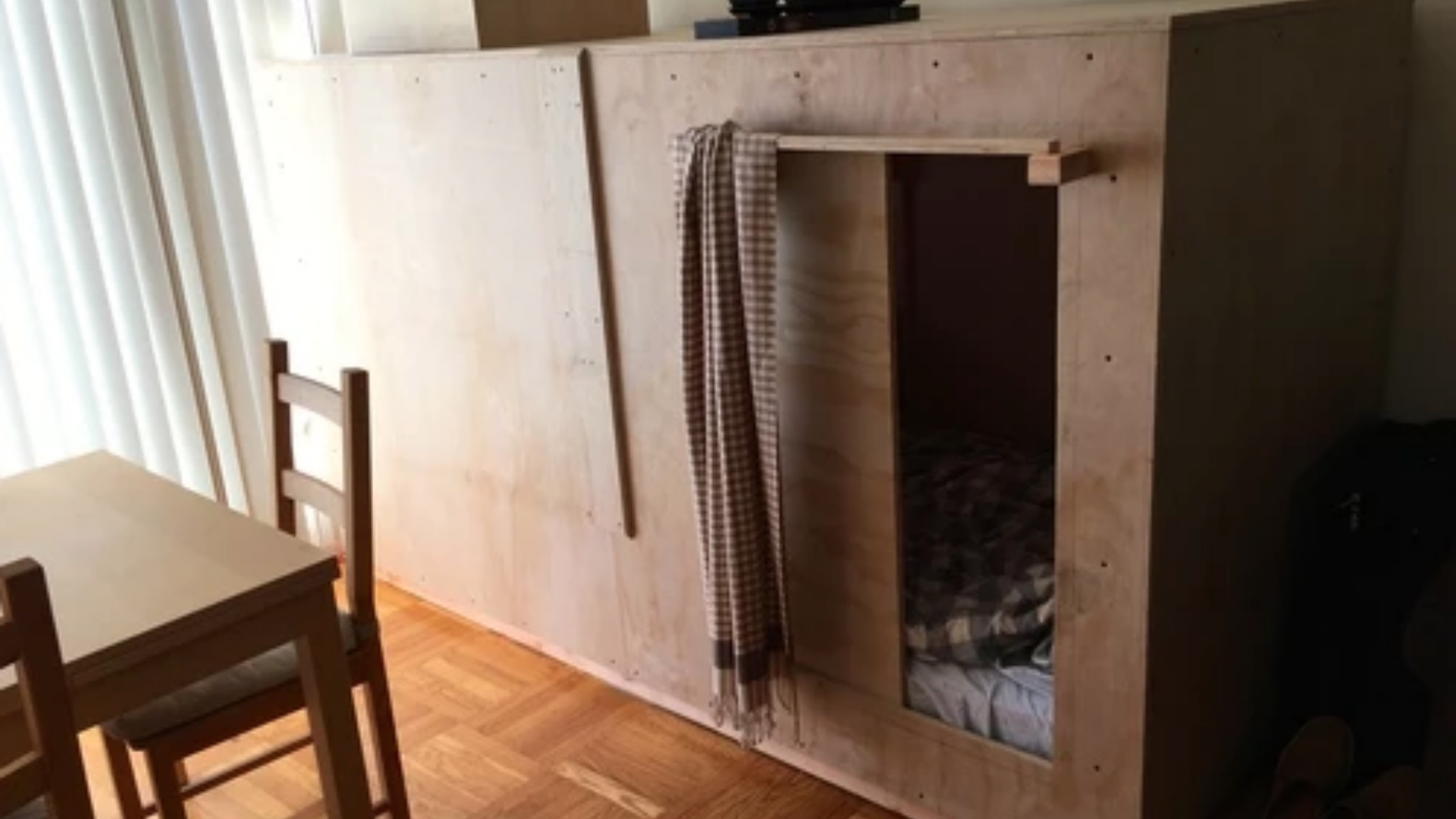 Man moves to San Francisco, pays $400 a month to sleep in wooden box in friends’ living room