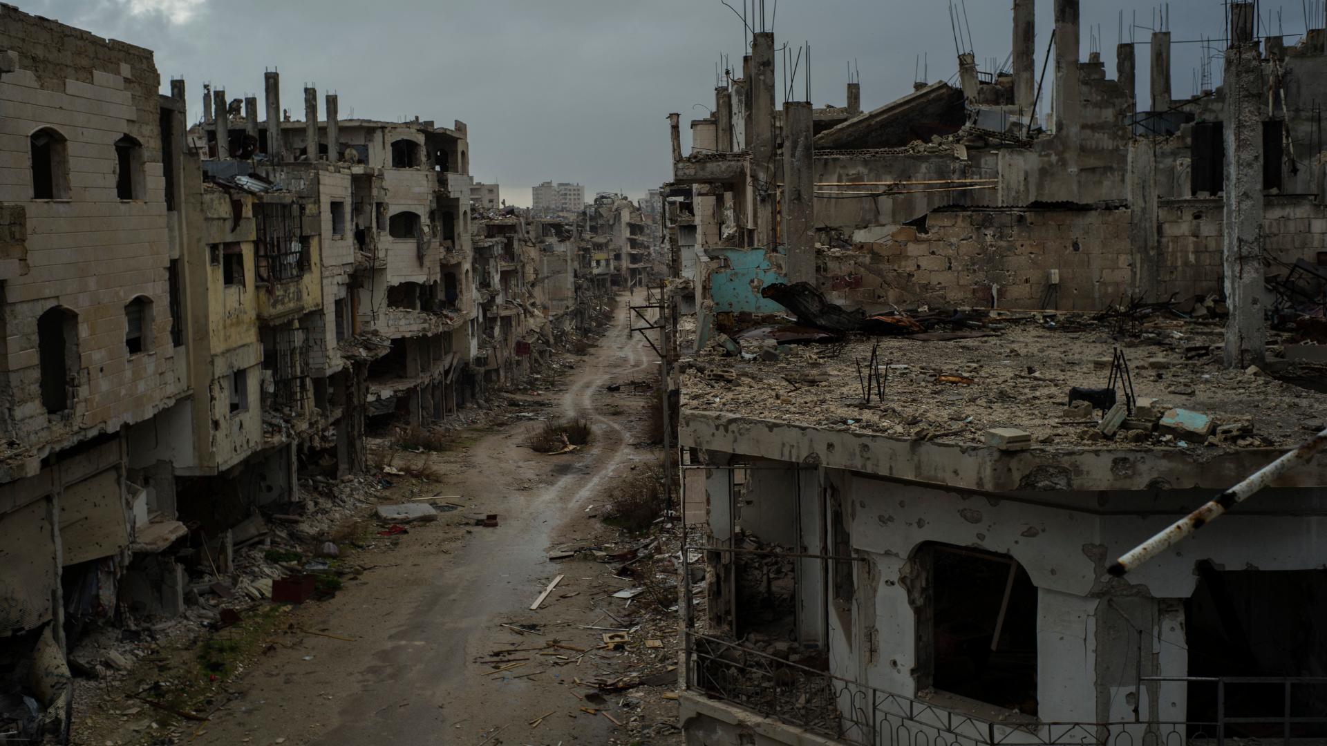 Syrian rebels in the historic city of Homs are leaving behind a panorama of  destruction - Los Angeles Times