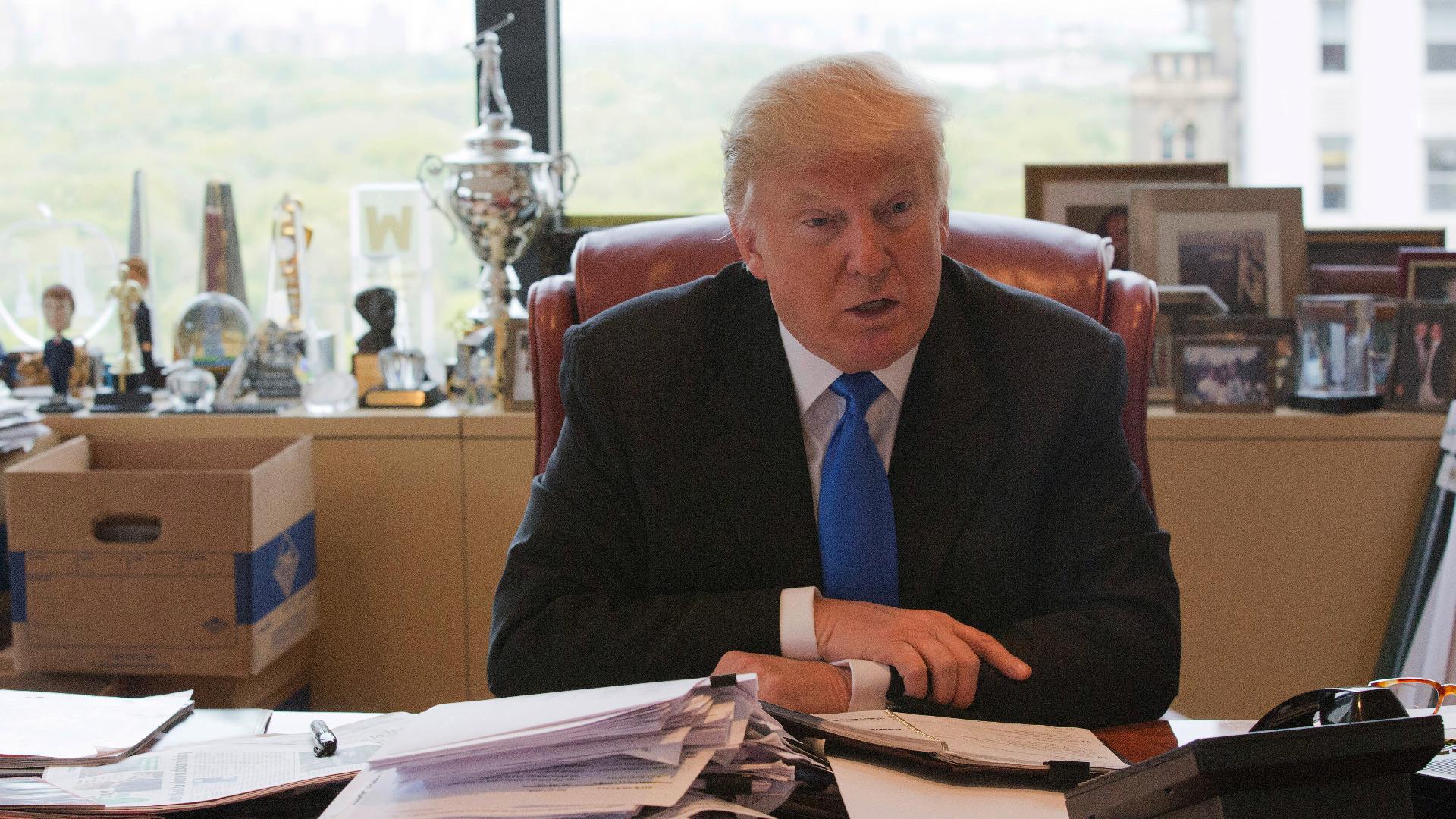 Clinton releases 2015 tax return, calls on Trump to release his