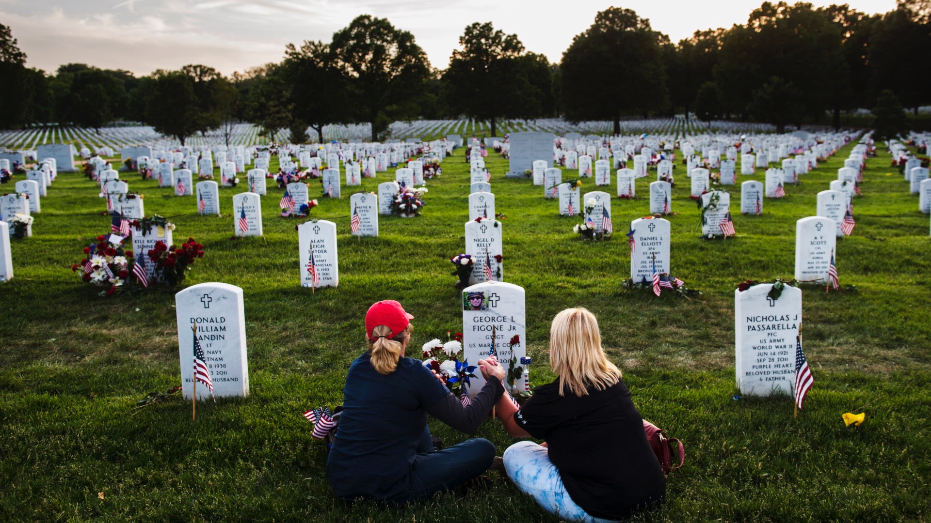 What's the difference between Memorial Day and Veterans Day?