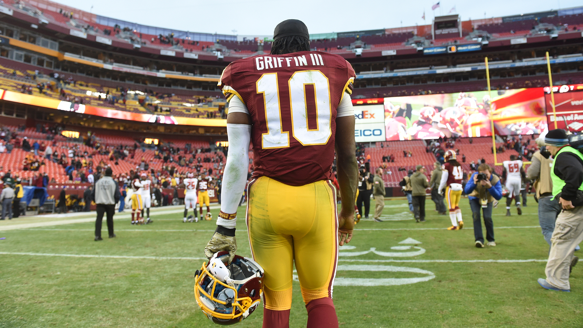 LOOK: Robert Griffin III presents Lionel Messi with Redskins jersey 